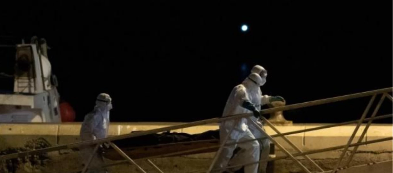 Ισπανία: Ακυβέρνητο πλεούμενο με 24 πτώματα ρυμουλκήθηκε στα Κανάρια Νησιά (βίντεο-φωτο)